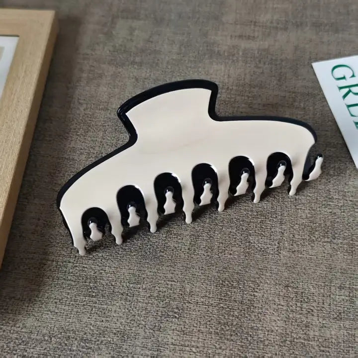 BLACK AND CREAM CLAW CLIP
