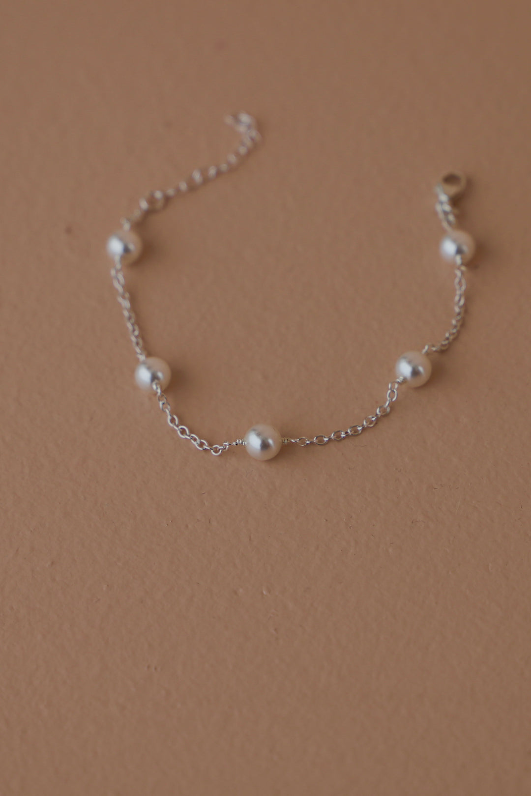 SILVER PEARL STATION BRACELET