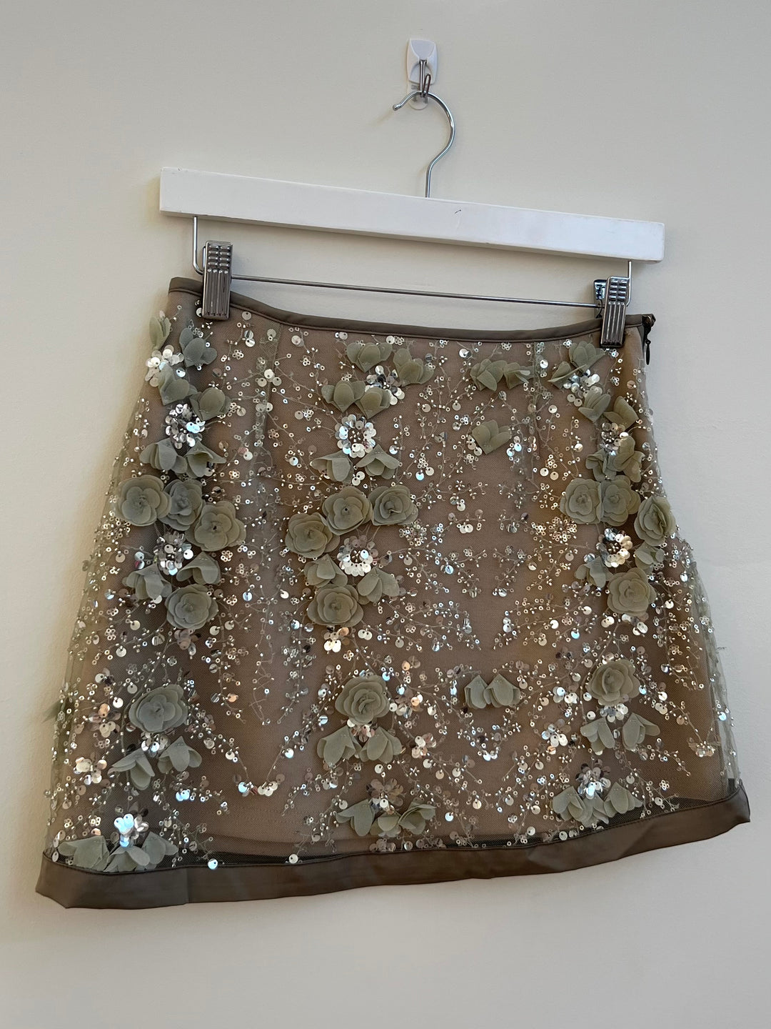 OLIVE APPLIQUÉ MINI SKIRT