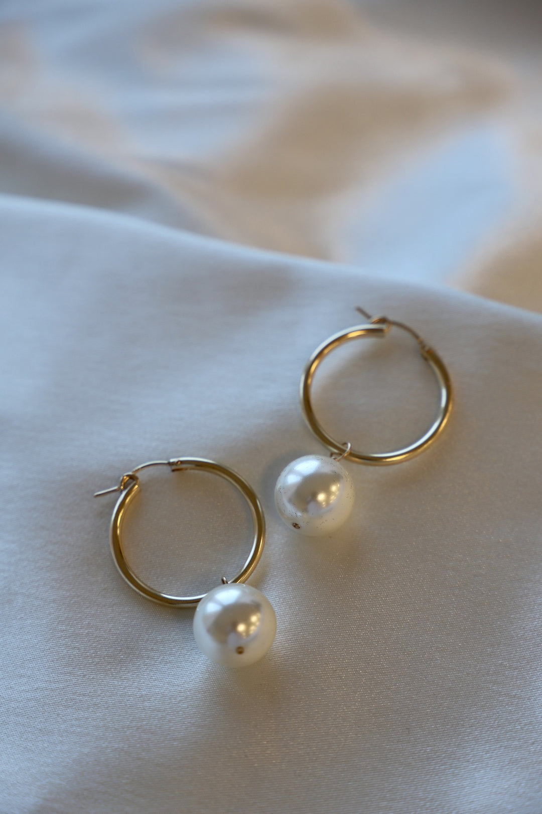 OVERSIZED AUDREY PEARL HOOPS