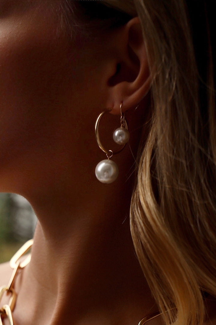 OVERSIZED AUDREY PEARL HOOPS