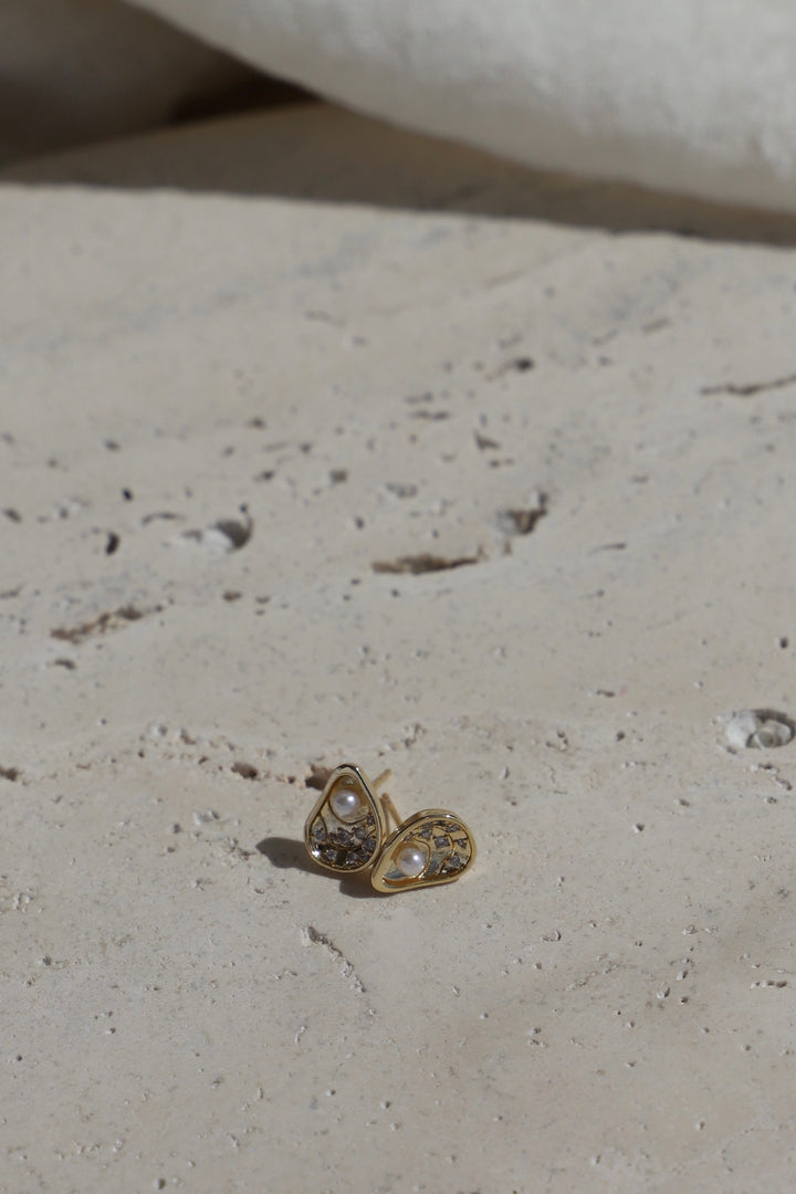 OYSTER SHELL STUDS