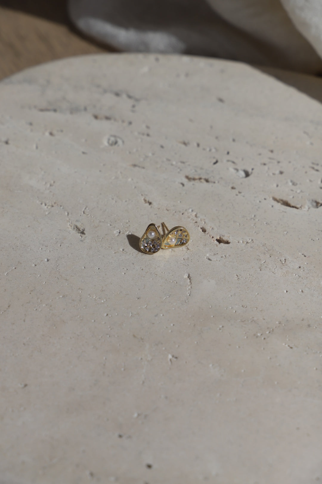 OYSTER SHELL STUDS