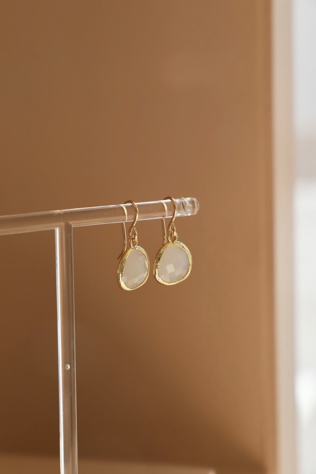 MEDIUM WHITE SMOKE BEZEL EARRINGS