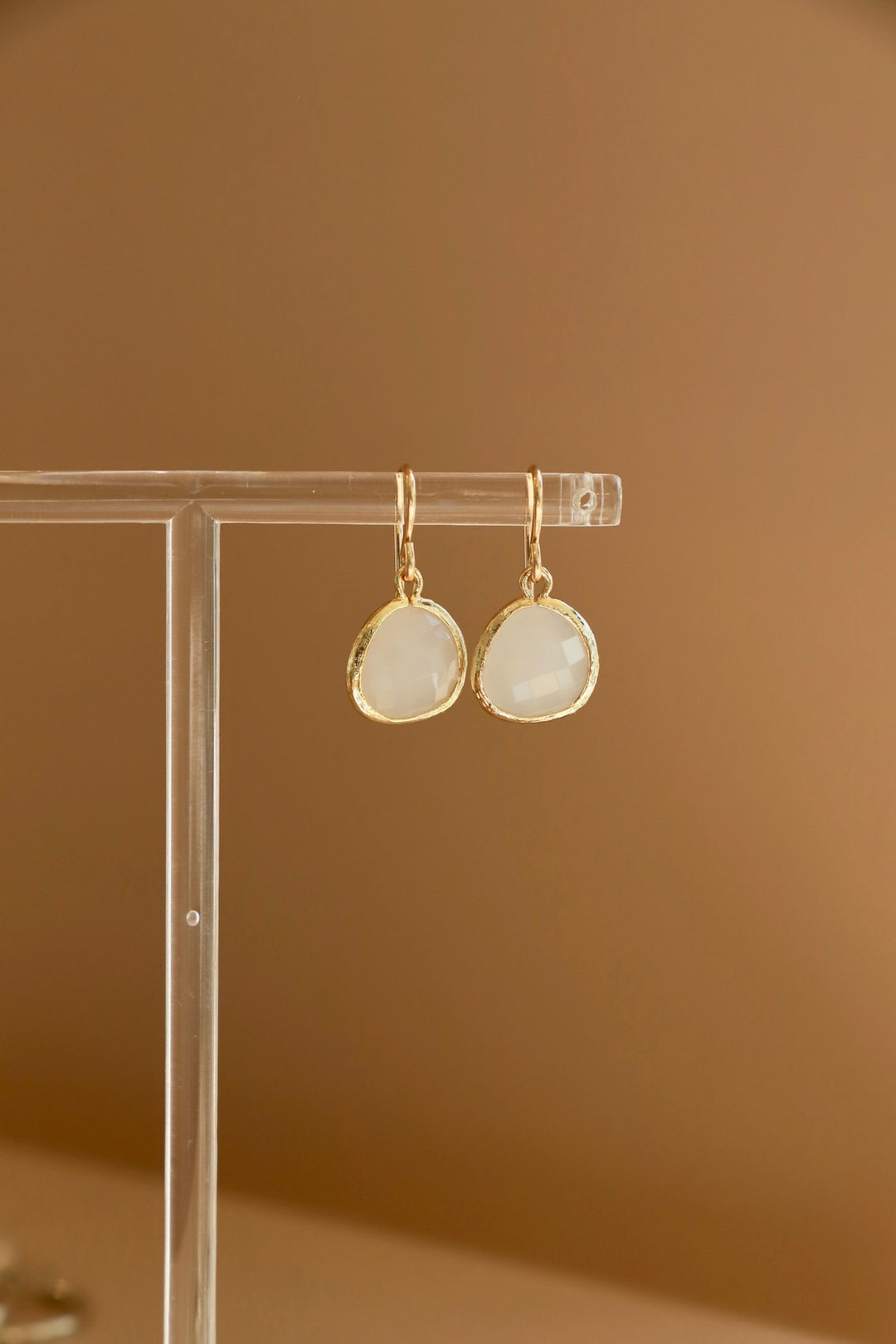 MEDIUM WHITE SMOKE BEZEL EARRINGS