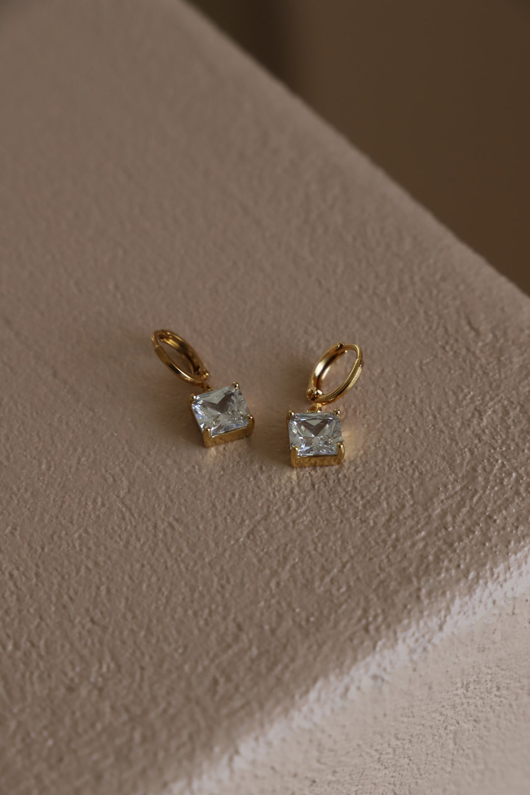 CLEAR SQUARE HUGGIES