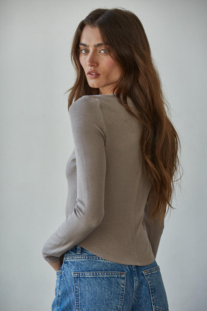 JESS RIBBED HENLEY - MOCHA