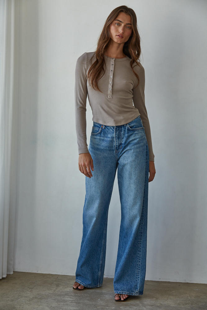 JESS RIBBED HENLEY - MOCHA