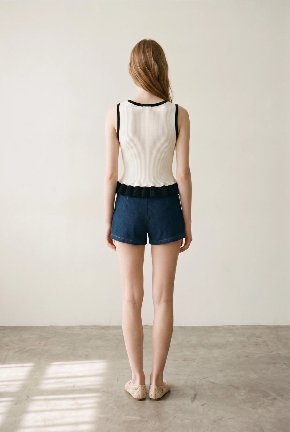 CONTRAST RUFFLE POINTED HEM TOP CREAM/BLACK