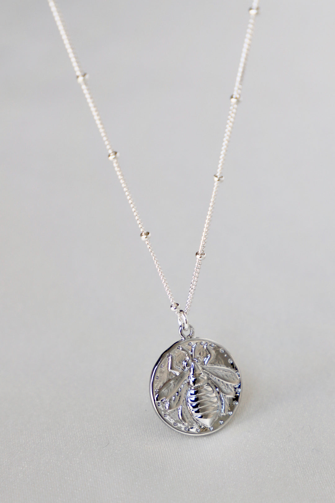 BEE MEDALLION NECKLACE-SILVER