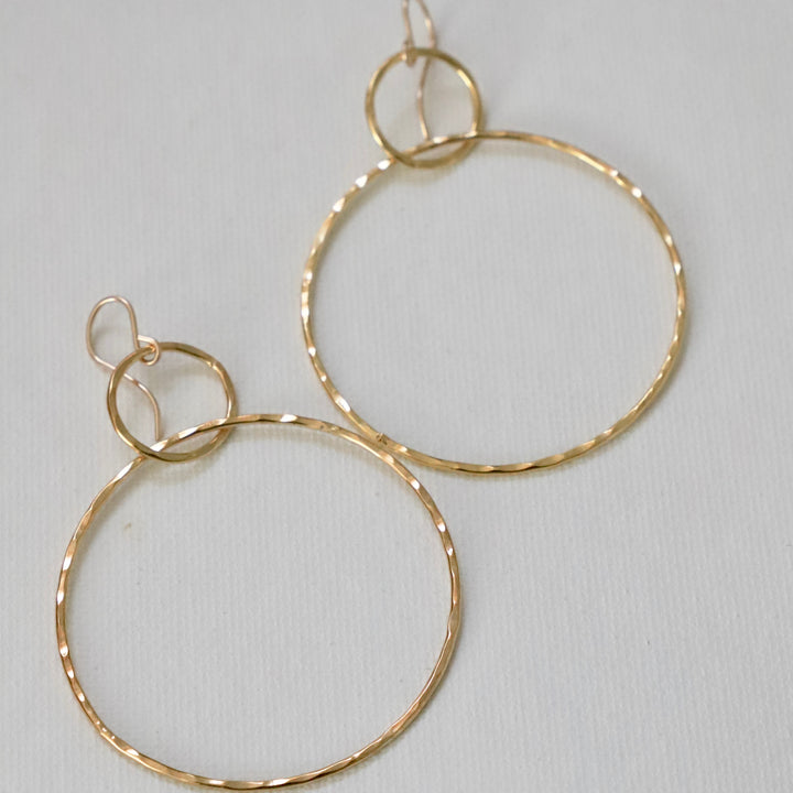DOUBLE HAMMERED SILHOUETTE HOOPS