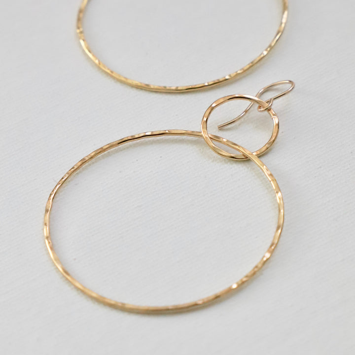 DOUBLE HAMMERED SILHOUETTE HOOPS