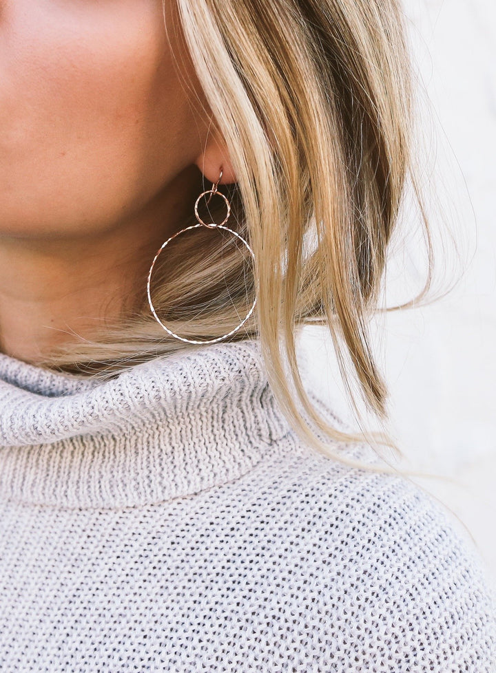 DOUBLE HAMMERED SILHOUETTE HOOPS